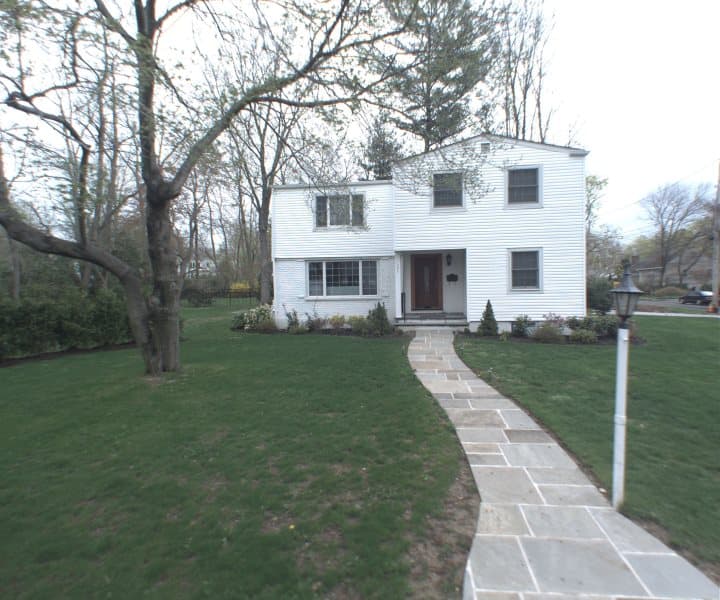Photo of 395 HEATHCOTE RD, SCARSDALE